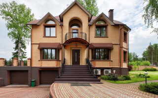 Красивые фасады кирпичных домов и коттеджей на фото