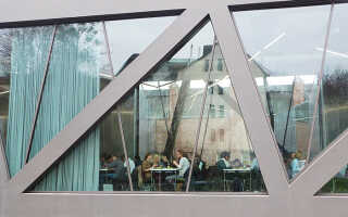 Витрины из стекла – отличное решение для фасада магазина или банка