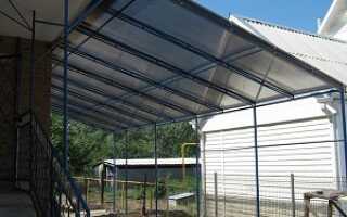 Простой односкатный навес над крыльцом дома