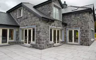 Отделка фасада дома современными материалами