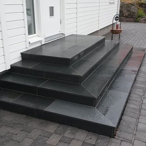 Крыльцо перед входом - фото