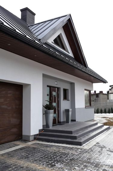 крыльцо перед входом в дом