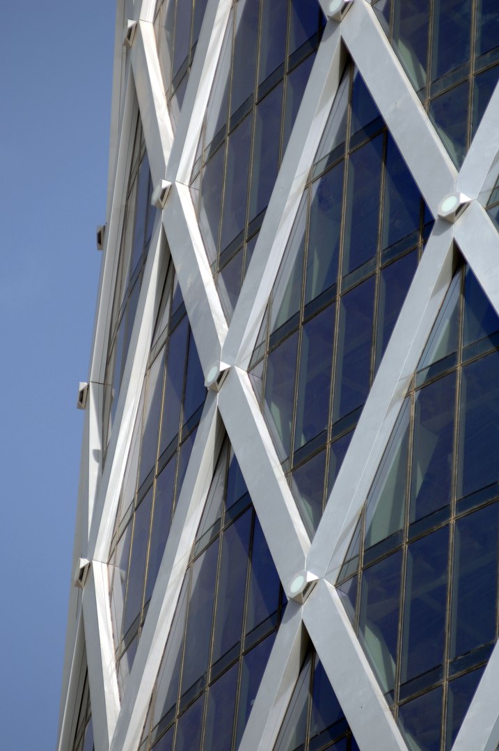 Фасад остекленного здания стоечно- ригельной конструкцией