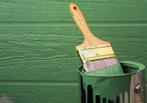 Деревянный фасад стоит красить именно кистью.