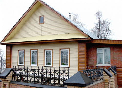 Отделка фасада дома сайдингом 7