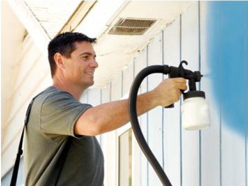 Покраска фасада дома краскопультом