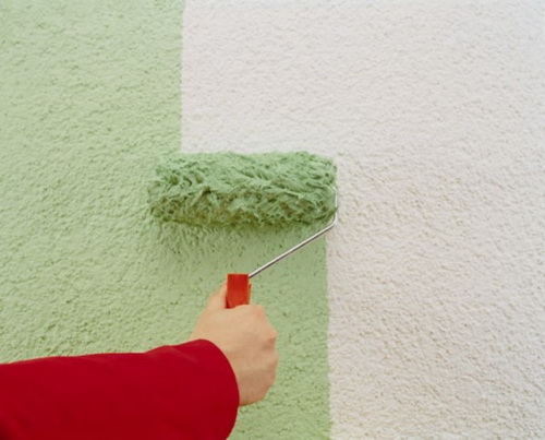 Покраска фасада дома валиком