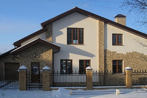 Самая дешевая отделка фасада дома штукатурка