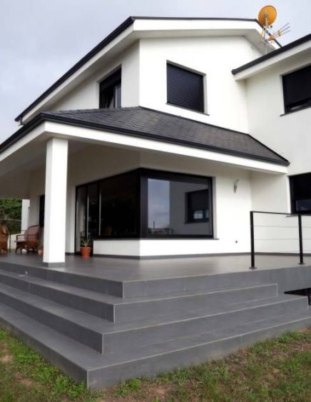 крыльцо перед входом в дом