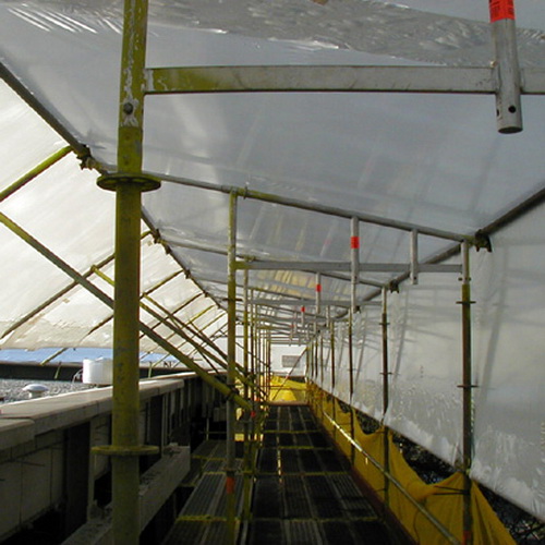 Вот ровно так и делаем "крышу" на строительные леса, чтобы не намокла вата и монтажники были сухие.