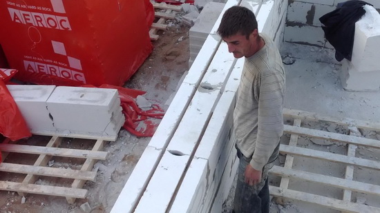 Правильное армирование газобетонных блоков при возведении двухэтажного дома 5