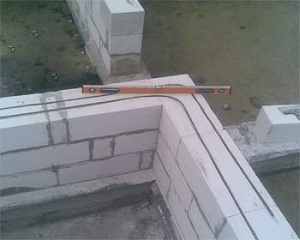 Правильное армирование газобетонных блоков при возведении двухэтажного дома 1