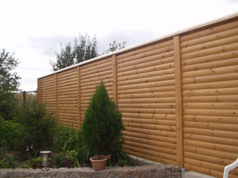 Безупречно ровный забор из Блок Хауса