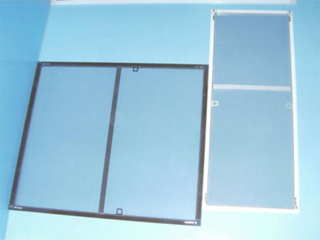 Большой размер москитной сетки требует дополнительного уплотнения по периметру