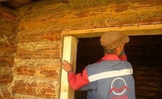 Данные конструкции используют даже в старых деревянных домах, которые уже давно прошли процесс усадки, чтобы получить основу для монтажа окон или дверей