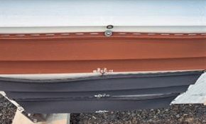 Деформация винилового сайдинга черного цвета