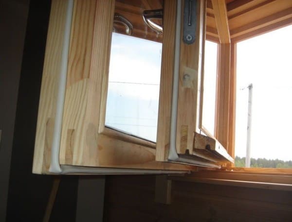 Деревянная рама, утепленная резиновой лентой