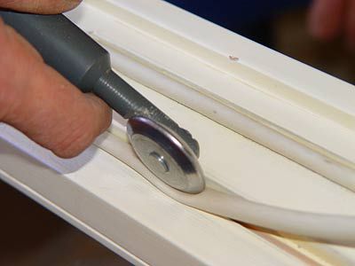 Для наилучшего приклеивания часто используется специальный прижимной ролик, как на фото