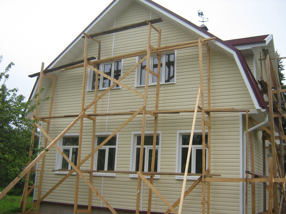 Для осуществления работ на высоте следует предусмотреть устойчивую конструкцию