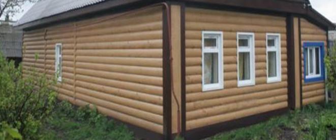 Дом, облицованный виниловыми панелями под дерево