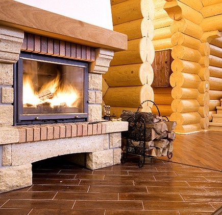 эффектное сочетание дерева и камня песчаника теплого оттенка