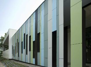 фасад, обшитый композитными панелями