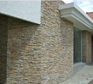 фасад, отделанный диким камнем