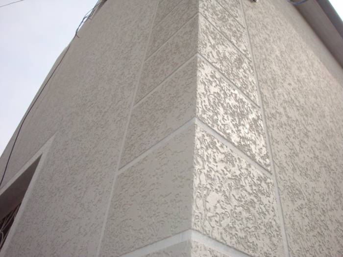 фасад, отделанный штукатуркой «Короед»