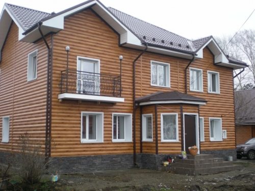 Фото жилого дома, отделанного металлосайдингом