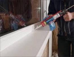 Герметизация не только предотвращает потери тепла, но и улучшает внешний вид оконного проема