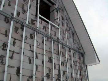 Горизонтальная перемычка обязательна для разделения первого и второго этажа