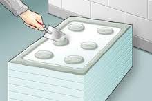 правильно енанесение клея при облицовке дома пенопластом