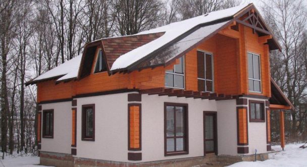 интересное сочетание штукатурки светлого цвета и древесины