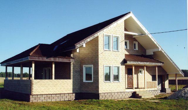 как и чем обшить фасад дома