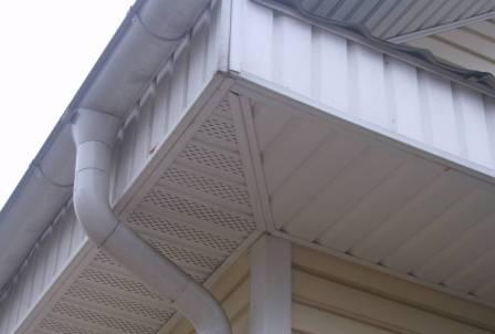 как обшить карниз сайдингом