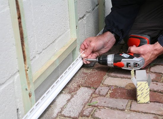 как обшить сайдингом деревянный дом