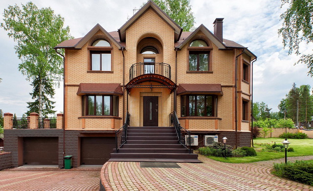 Красивые фасады кирпичных домов и коттеджей на фото 1