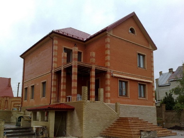 Красивые фасады кирпичных домов и коттеджей на фото 3