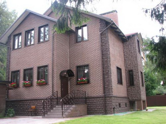 Красивые фасады кирпичных домов и коттеджей на фото 4