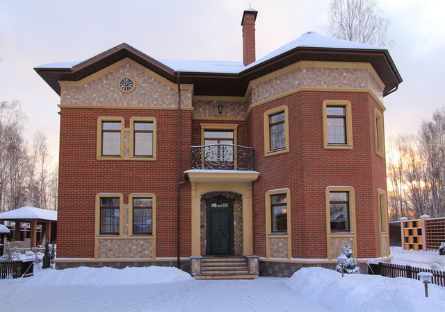 Красивые фасады кирпичных домов и коттеджей на фото 5