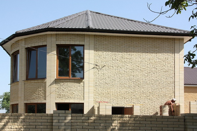 Красивые фасады кирпичных домов и коттеджей на фото 8