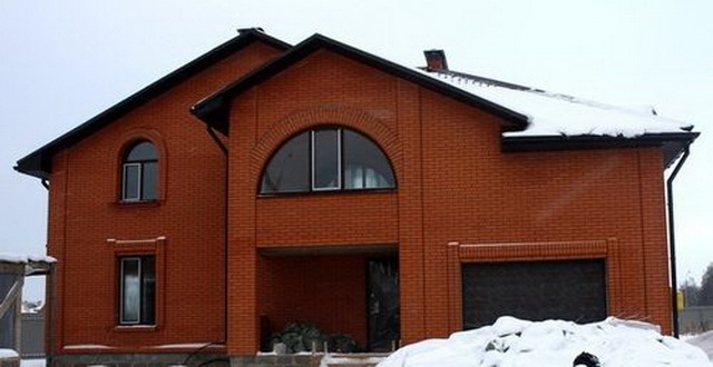 Красивые фасады кирпичных домов и коттеджей на фото 12