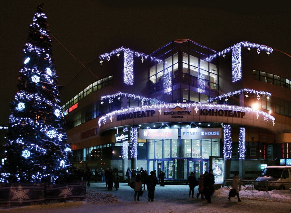 Так выглядит новогодняя подсветка на здании