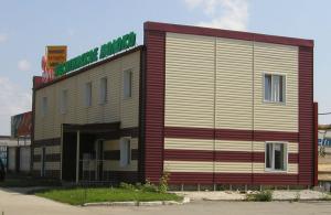 Металлическим сайдингом зачастую отделывают крупные торговые и промышленные объекты