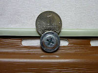 Между шляпкой самореза и рейкой оставляют зазор