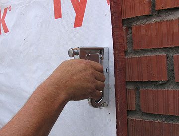 Монтаж гидро-ветрозащиты над слоем утеплителя