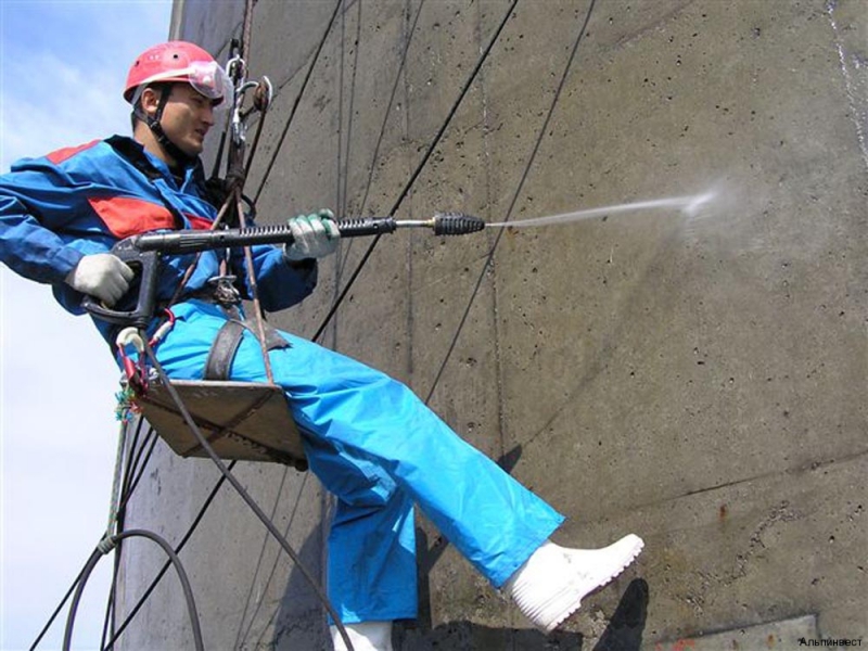 мытье фасада альпинистом