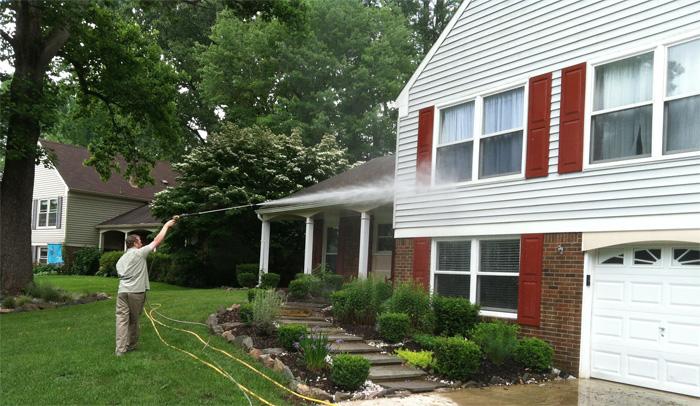 На данном фото видно, что ухаживать за сайдингом просто, но нужно знать некоторые особенности материала