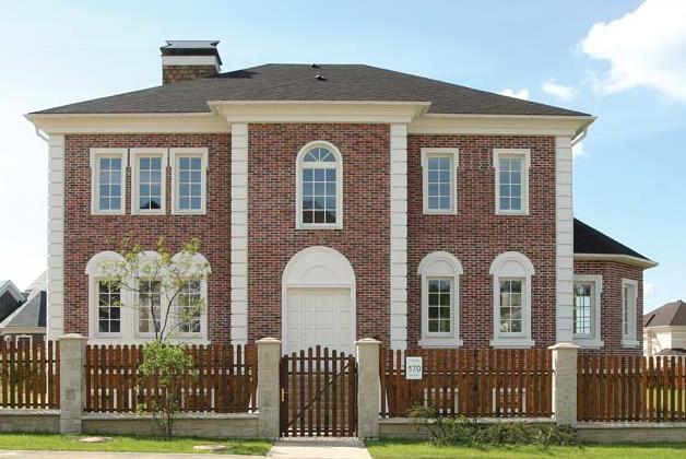 На этом фото фасад дома выдержан в стиле «облегченной классики»