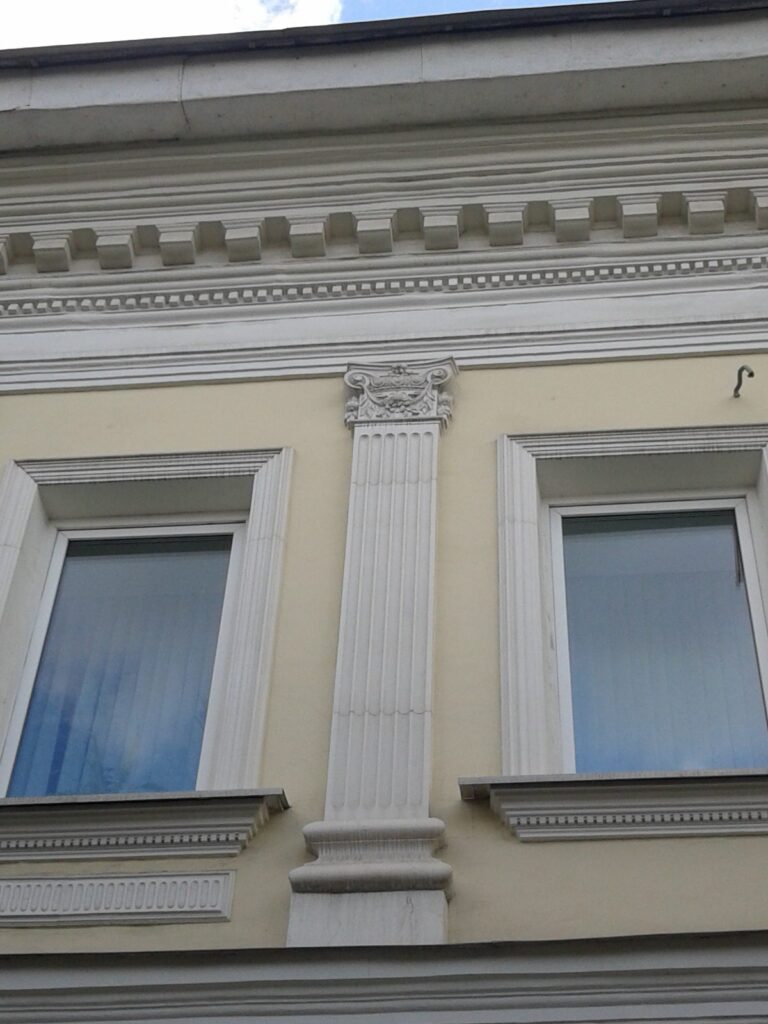 На фото – оформление оконных проемов гипсом